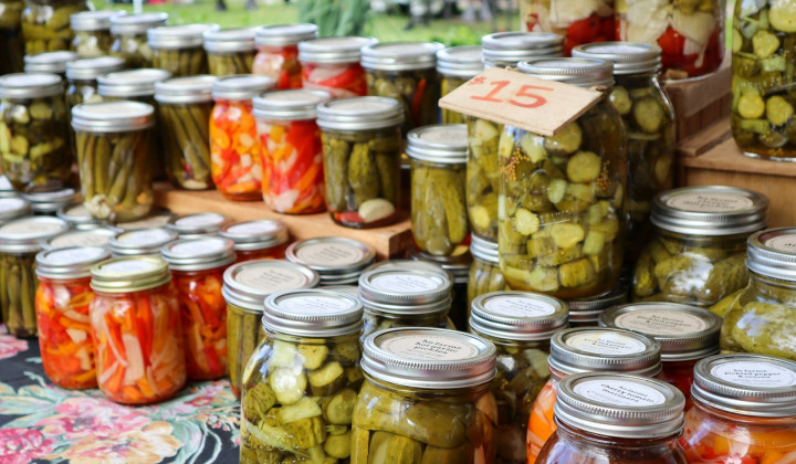 Več dela jeseni, manj dela v zimskih mesecih - odpreš kozarček in solata je pripravljena (foto: little_plant / Unsplash)