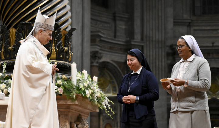 Papež Leon XIV. z redovnicama (foto: Vatican Media)
