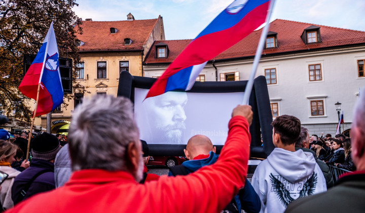 Protestni shod na Glavnem trgu v Novem mestu Protestni shod na Glavnem trgu v Novem mestu (foto: Rok Mihevc)