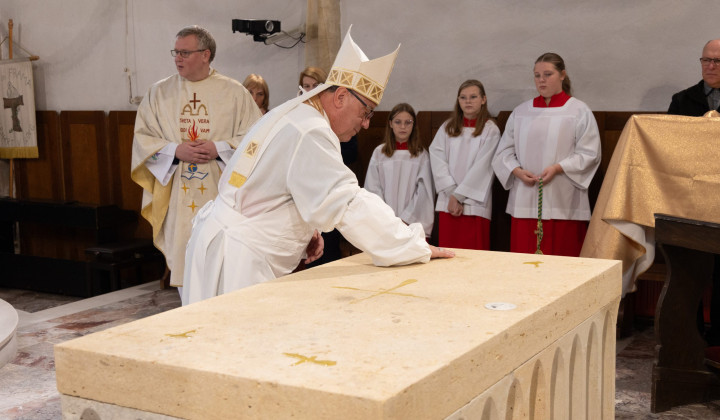Nadškof Alojzij Cvikl posveča novi oltar (foto: Askari)