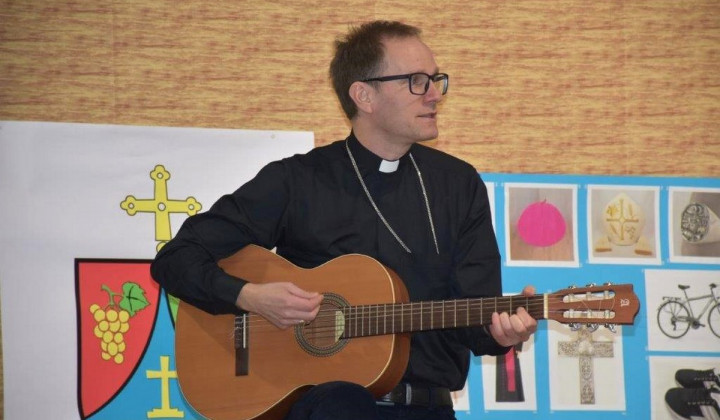 Murskosoboški škof Janez Kozinc s kitaro v roki (foto: Vir: Škofija Murska Sobota)