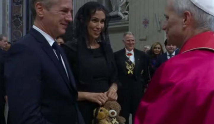 Premier Robert Golob in partnerka Tina Gaber sta se v Vatikanu udeležila umestitvene maše novega papeža Leona XIV. Premier Robert Golob in partnerka Tina Gaber sta se v Vatikanu udeležila umestitvene maše novega papeža Leona XIV. (foto: Vatican Media - Zajem zaslona - prenos umestitve)