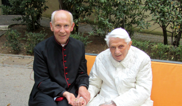 Dr. Anton Štrukelj z Benediktom XVI., oktober 2018 (foto: Osebni arhiv dr. Antona Štruklja)