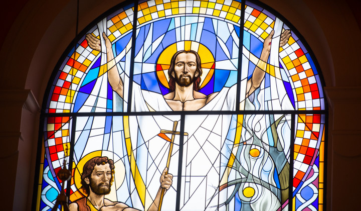 Vstali Kristus, vitraj. Avtor Marko Jerman. (foto: Rok Mihevc)