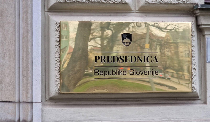 Nov napis na pročelju predsedniške palače (foto: FB Nataše Pirc Musar)