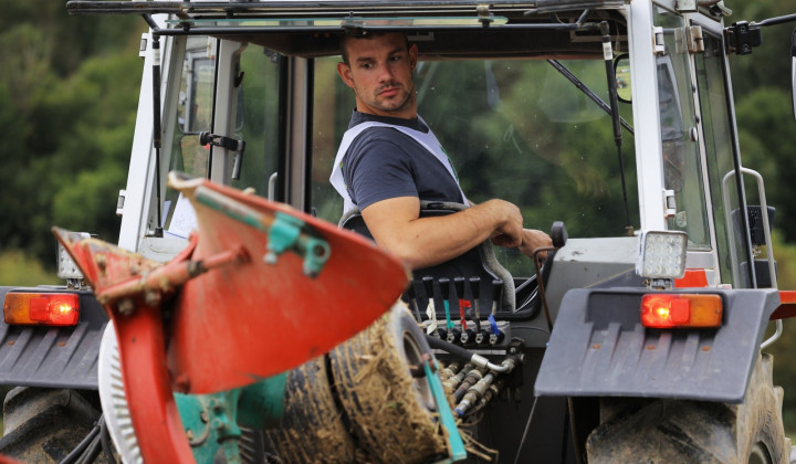 Traktor, kmet, kmetijstvo (foto: STA/Daniel Novakovič)