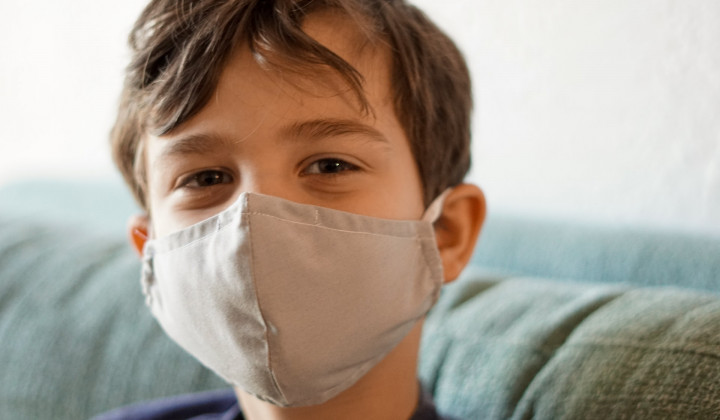 Pediater Denis Baš: 'Če ima učitelj in vsak otrok masko, če je ta učilnica prezračena, je možnost za okužbo minimalna.' (foto: Izzy Park / Unsplash)