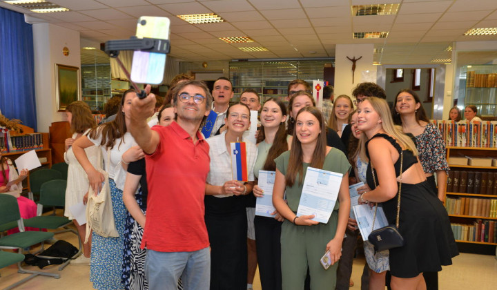 Razposajeni dijaki s profesorjem v Gimnaziji Želimlje (foto: Gimnazija Želimlje)
