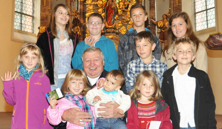 Slovenski otroci iz Mannheima ob nadškofu Uranu leta 2014 (foto: Arhiv slovenske župnije v Frankfurtu)