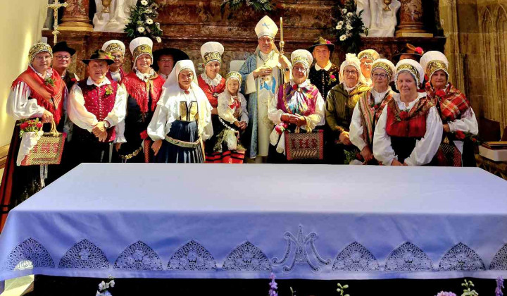 Nadškof Cvikl s klekljaricami (foto: Sašo Komes)