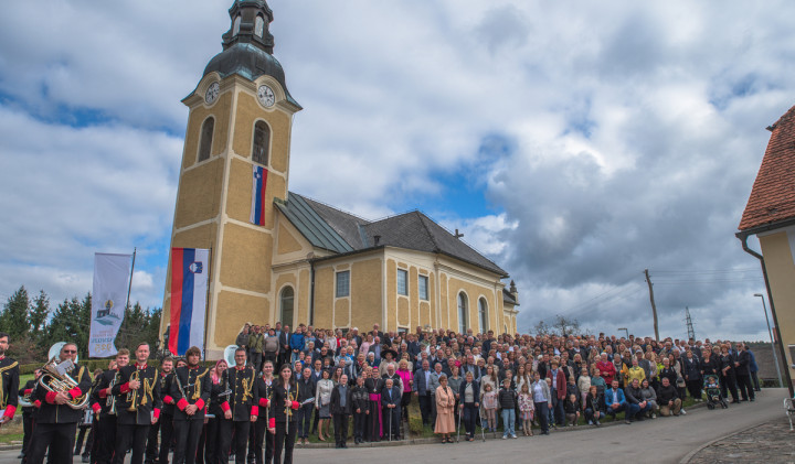 Skupinska fotografija - levo godba slovenskih železnic, ponosni in hvaležni župljani ter ljudje veselega srca Skupinska fotografija - levo godba slovenskih železnic, ponosni in hvaležni župljani ter ljudje veselega srca (foto: Jernej Vasle)