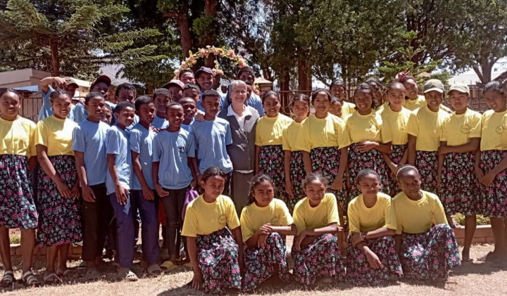 Sestre salezijanke so te dni na Madagaskarju praznovale 40 let prisotnosti. V ekipi prvih petih misijonark, ki so prišle na Madagaskar, je bila tudi s. Marjeta Zanjkovič. Sestre salezijanke so te dni na Madagaskarju praznovale 40 let prisotnosti. V ekipi prvih petih misijonark, ki so prišle na Madagaskar, je bila tudi s. Marjeta Zanjkovič. (foto: Vir: Misijonsko središče Slovenije)