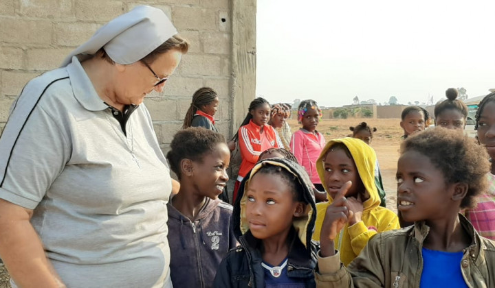 S. Zvonka v pogovoru s prihodnostjo Angole, z otroki. (foto: osebni arhiv)