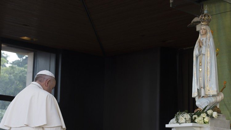 O Papa a Maria em Fátima com um pedido de paz